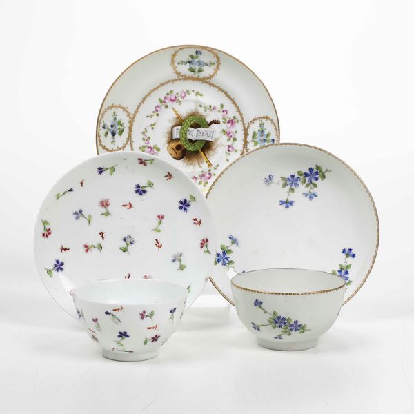 Due tazze con piattino<BR>Svizzera, Manifattura Nyon, fine del XVIII secolo  - Asta Ceramiche - Associazione Nazionale - Case d'Asta italiane