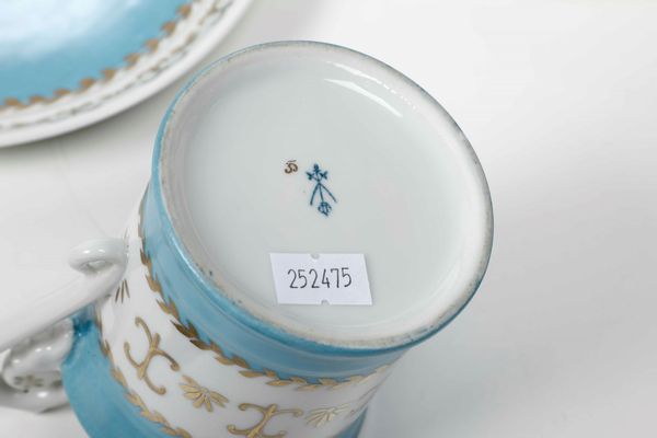 Lotto composto da sette tazze con piattini e una piccola ciotola in porcellana. Manifatture diverse, XIX-XX secolo  - Asta Ceramiche - Associazione Nazionale - Case d'Asta italiane