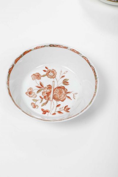 Lotto composto da sette tazze con piattini e una piccola ciotola in porcellana. Manifatture diverse, XIX-XX secolo  - Asta Ceramiche - Associazione Nazionale - Case d'Asta italiane