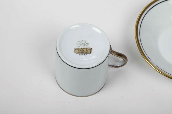 Lotto composto da sette tazze con piattini e una piccola ciotola in porcellana. Manifatture diverse, XIX-XX secolo  - Asta Ceramiche - Associazione Nazionale - Case d'Asta italiane