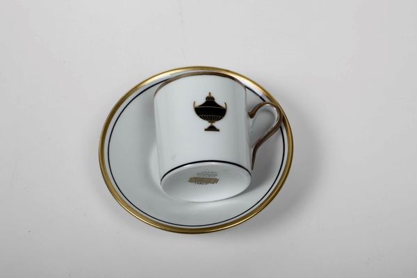 Lotto composto da sette tazze con piattini e una piccola ciotola in porcellana. Manifatture diverse, XIX-XX secolo  - Asta Ceramiche - Associazione Nazionale - Case d'Asta italiane