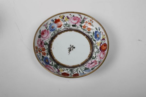 Lotto composto da sette tazze con piattini e una piccola ciotola in porcellana. Manifatture diverse, XIX-XX secolo  - Asta Ceramiche - Associazione Nazionale - Case d'Asta italiane