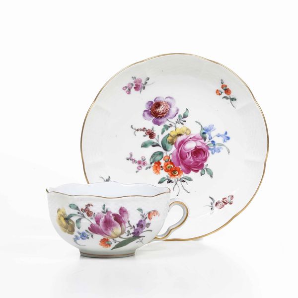 Una tazza e un piattino<BR>Germania, Manifattura di Ludwigsburg XVIII secolo (piattino) <BR><BR>Tazza imitazione del XX secolo<BR><BR>  - Asta Ceramiche - Associazione Nazionale - Case d'Asta italiane