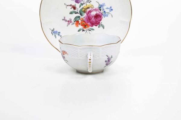Una tazza e un piattino<BR>Germania, Manifattura di Ludwigsburg XVIII secolo (piattino) <BR><BR>Tazza imitazione del XX secolo<BR><BR>  - Asta Ceramiche - Associazione Nazionale - Case d'Asta italiane