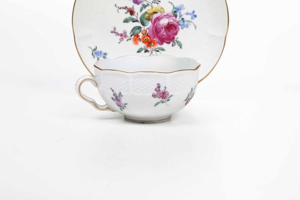 Una tazza e un piattino<BR>Germania, Manifattura di Ludwigsburg XVIII secolo (piattino) <BR><BR>Tazza imitazione del XX secolo<BR><BR>  - Asta Ceramiche - Associazione Nazionale - Case d'Asta italiane