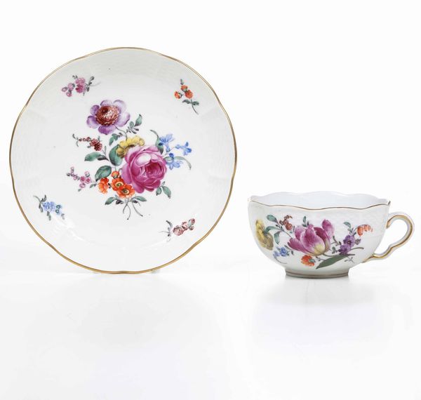 Una tazza e un piattino<BR>Germania, Manifattura di Ludwigsburg XVIII secolo (piattino) <BR><BR>Tazza imitazione del XX secolo<BR><BR>  - Asta Ceramiche - Associazione Nazionale - Case d'Asta italiane