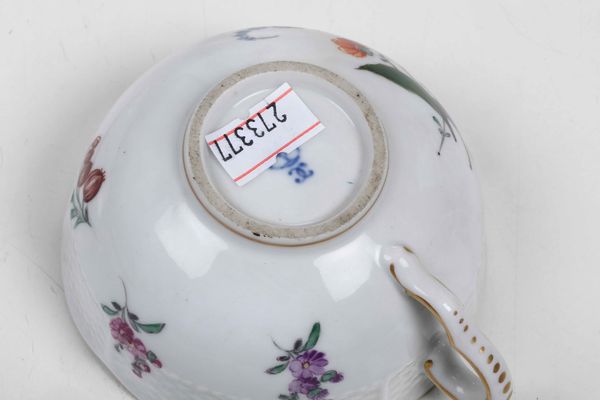 Una tazza e un piattino<BR>Germania, Manifattura di Ludwigsburg XVIII secolo (piattino) <BR><BR>Tazza imitazione del XX secolo<BR><BR>  - Asta Ceramiche - Associazione Nazionale - Case d'Asta italiane
