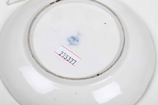 Una tazza e un piattino<BR>Germania, Manifattura di Ludwigsburg XVIII secolo (piattino) <BR><BR>Tazza imitazione del XX secolo<BR><BR>  - Asta Ceramiche - Associazione Nazionale - Case d'Asta italiane