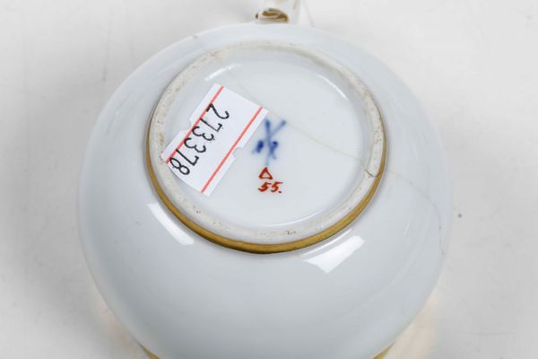 Tazza coperta con piattino<BR>Meissen, XIX secolo  - Asta Ceramiche - Associazione Nazionale - Case d'Asta italiane