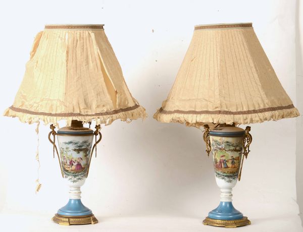 Coppia di lampade a petrolio in ceramica dipinta con scene galanti e anse in metallo dorato  - Asta Ceramiche - Associazione Nazionale - Case d'Asta italiane