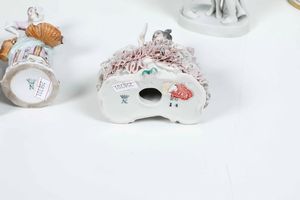 Coppia di vasi<BR>Italia, alla maniera di Doccia della fine del �700, XX secolo  - Asta Ceramiche - Associazione Nazionale - Case d'Asta italiane