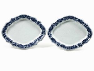 Coppia di piatti ovali Faenza, Manifattura Ferniani, prima met del XVIII secolo  - Asta Ceramiche - Associazione Nazionale - Case d'Asta italiane