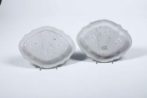 Coppia di piatti ovali Faenza, Manifattura Ferniani, prima met del XVIII secolo  - Asta Ceramiche - Associazione Nazionale - Case d'Asta italiane