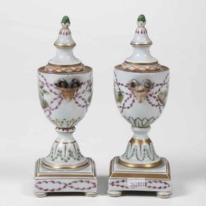 Coppia di vasetti/candelieri<BR>Manifattura indeterminata, XX secolo  - Asta Ceramiche - Associazione Nazionale - Case d'Asta italiane
