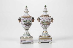 Coppia di vasetti/candelieri<BR>Manifattura indeterminata, XX secolo  - Asta Ceramiche - Associazione Nazionale - Case d'Asta italiane
