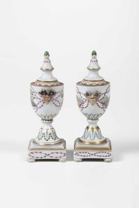 Coppia di vasetti/candelieri<BR>Manifattura indeterminata, XX secolo  - Asta Ceramiche - Associazione Nazionale - Case d'Asta italiane