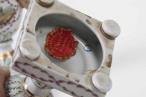 Coppia di vasetti/candelieri<BR>Manifattura indeterminata, XX secolo  - Asta Ceramiche - Associazione Nazionale - Case d'Asta italiane