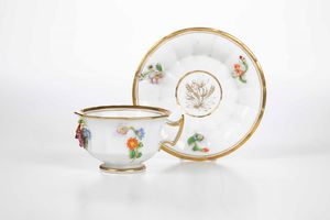 Tazza con piattino<BR>Francia, Parigi, Manifattura di Jacob Petit, 1850 circa  - Asta Ceramiche - Associazione Nazionale - Case d'Asta italiane