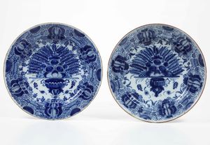 Coppia di piatti a penna di pavone<BR>Olanda, Delft, XVIII secolo  - Asta Ceramiche - Associazione Nazionale - Case d'Asta italiane
