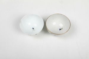 Due tazze con piattino<BR>Svizzera, Manifattura Nyon, fine del XVIII secolo  - Asta Ceramiche - Associazione Nazionale - Case d'Asta italiane