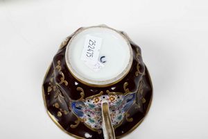 Lotto composto da sette tazze con piattini e una piccola ciotola in porcellana. Manifatture diverse, XIX-XX secolo  - Asta Ceramiche - Associazione Nazionale - Case d'Asta italiane