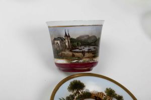 Lotto composto da sette tazze con piattini e una piccola ciotola in porcellana. Manifatture diverse, XIX-XX secolo  - Asta Ceramiche - Associazione Nazionale - Case d'Asta italiane