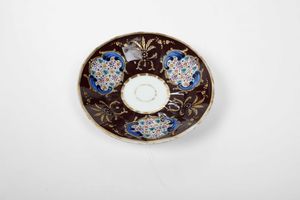 Lotto composto da sette tazze con piattini e una piccola ciotola in porcellana. Manifatture diverse, XIX-XX secolo  - Asta Ceramiche - Associazione Nazionale - Case d'Asta italiane