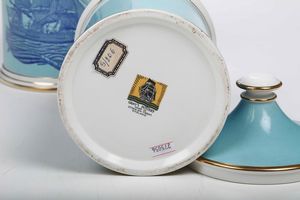 Coppia di vasi con coperchio <BR>Inghilterra, Stoke-on-Trent, Manifattura Gray's Pottery, XX secolo  - Asta Ceramiche - Associazione Nazionale - Case d'Asta italiane