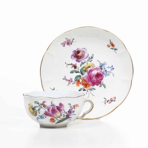 Una tazza e un piattino<BR>Germania, Manifattura di Ludwigsburg XVIII secolo (piattino) <BR><BR>Tazza imitazione del XX secolo<BR><BR>  - Asta Ceramiche - Associazione Nazionale - Case d'Asta italiane