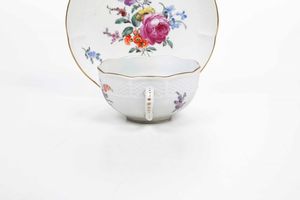 Una tazza e un piattino<BR>Germania, Manifattura di Ludwigsburg XVIII secolo (piattino) <BR><BR>Tazza imitazione del XX secolo<BR><BR>  - Asta Ceramiche - Associazione Nazionale - Case d'Asta italiane