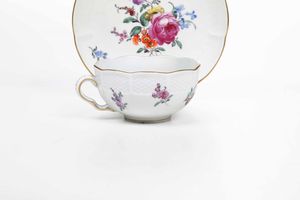 Una tazza e un piattino<BR>Germania, Manifattura di Ludwigsburg XVIII secolo (piattino) <BR><BR>Tazza imitazione del XX secolo<BR><BR>  - Asta Ceramiche - Associazione Nazionale - Case d'Asta italiane
