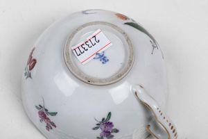Una tazza e un piattino<BR>Germania, Manifattura di Ludwigsburg XVIII secolo (piattino) <BR><BR>Tazza imitazione del XX secolo<BR><BR>  - Asta Ceramiche - Associazione Nazionale - Case d'Asta italiane