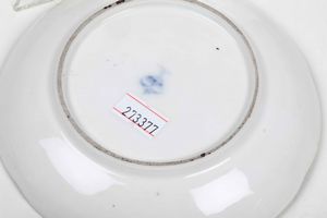 Una tazza e un piattino<BR>Germania, Manifattura di Ludwigsburg XVIII secolo (piattino) <BR><BR>Tazza imitazione del XX secolo<BR><BR>  - Asta Ceramiche - Associazione Nazionale - Case d'Asta italiane