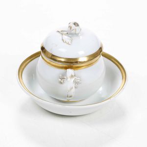 Tazza coperta con piattino<BR>Meissen, XIX secolo  - Asta Ceramiche - Associazione Nazionale - Case d'Asta italiane
