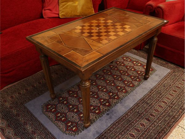 Tavolino basso da gioco e caff� in noce  - Asta Due collezioni pisane - Associazione Nazionale - Case d'Asta italiane