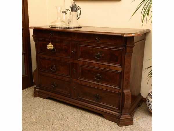 Cassettone impiallacciato in noce e radica di noce  - Asta Due collezioni pisane - Associazione Nazionale - Case d'Asta italiane