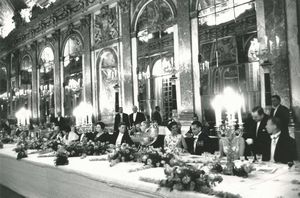Cornell Capa - Cena storica: Nella galleria degli specchi della Reggia di Versailles, il Presidente e la Signora de Gaulle ricevono il Presidente e la Signora Kennedy. 31 Maggio 1961.
