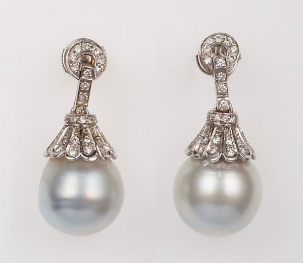 Orecchini pendenti con perle Australia e diamanti  - Asta Fine Jewels - Associazione Nazionale - Case d'Asta italiane