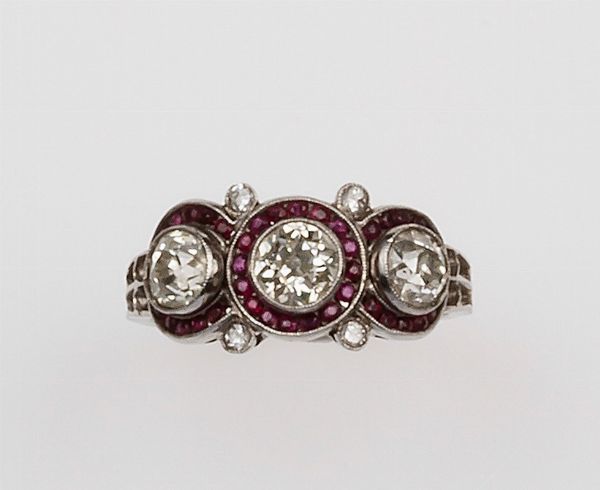 Anello con tre diamanti di vecchio taglio e piccoli rubini  - Asta Fine Jewels - Associazione Nazionale - Case d'Asta italiane