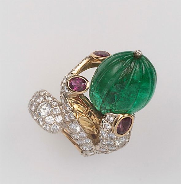 Anello con smeraldo Colombia taglio cabochon inciso, diamanti e rubini  - Asta Fine Jewels - Associazione Nazionale - Case d'Asta italiane