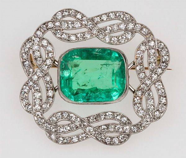 Calderoni. Spilla con smeraldo Colombia e diamanti taglio huit-huit  - Asta Fine Jewels - Associazione Nazionale - Case d'Asta italiane