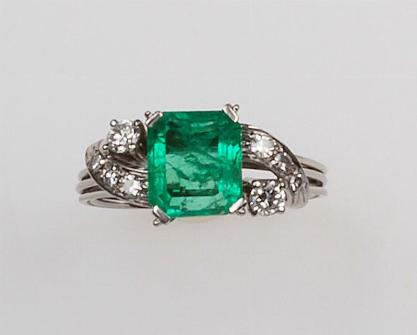 Anello con smeraldo e piccoli diamanti  - Asta Fine Jewels - Associazione Nazionale - Case d'Asta italiane