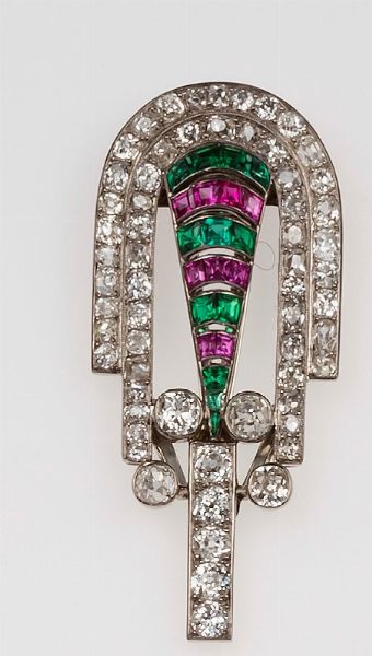 Clip con diamanti di vecchio taglio, rubini sintetici e cristalli verdi  - Asta Fine Jewels - Associazione Nazionale - Case d'Asta italiane
