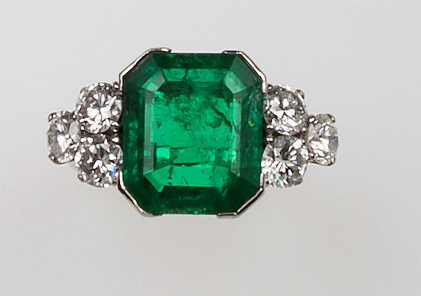 Anello con smeraldo Colombia di ct 6,30 e diamanti  - Asta Fine Jewels - Associazione Nazionale - Case d'Asta italiane