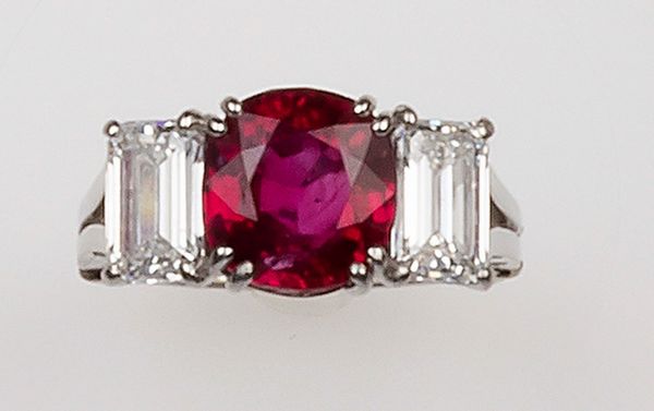 Anello con rubino Burma di ct 4,08 e due diamanti a contorno  - Asta Fine Jewels - Associazione Nazionale - Case d'Asta italiane