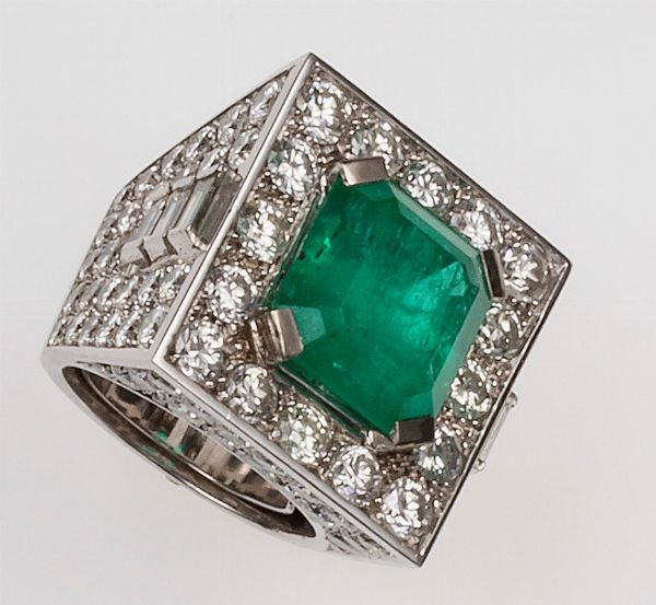 Anello con smeraldo Colombia di ct 13,00 circa e diamanti a contorno  - Asta Fine Jewels - Associazione Nazionale - Case d'Asta italiane