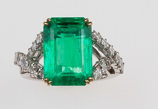 Anello con smeraldo di ct 7,60 circa  - Asta Fine Jewels - Associazione Nazionale - Case d'Asta italiane