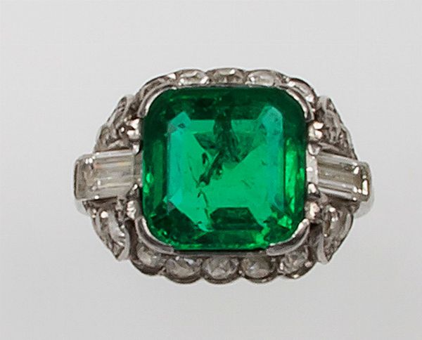 Anello Art Deco con smeraldo Colombia di ct 4,78 circa e diamanti  - Asta Fine Jewels - Associazione Nazionale - Case d'Asta italiane