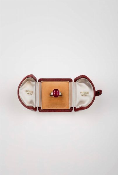 Bulgari. Anello con rubino Burma di ct 10,21 e diamanti  - Asta Fine Jewels - Associazione Nazionale - Case d'Asta italiane