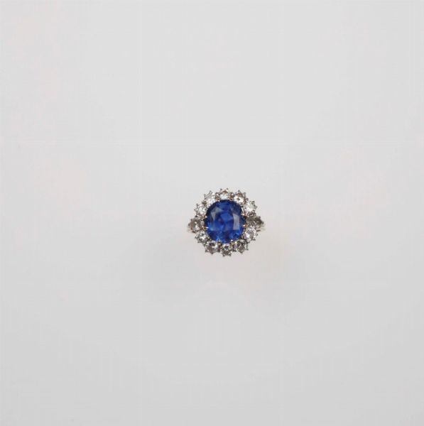 Anello con zaffiro Sri Lanka di ct 7,00 circa con diamanti a contorno  - Asta Fine Jewels - Associazione Nazionale - Case d'Asta italiane